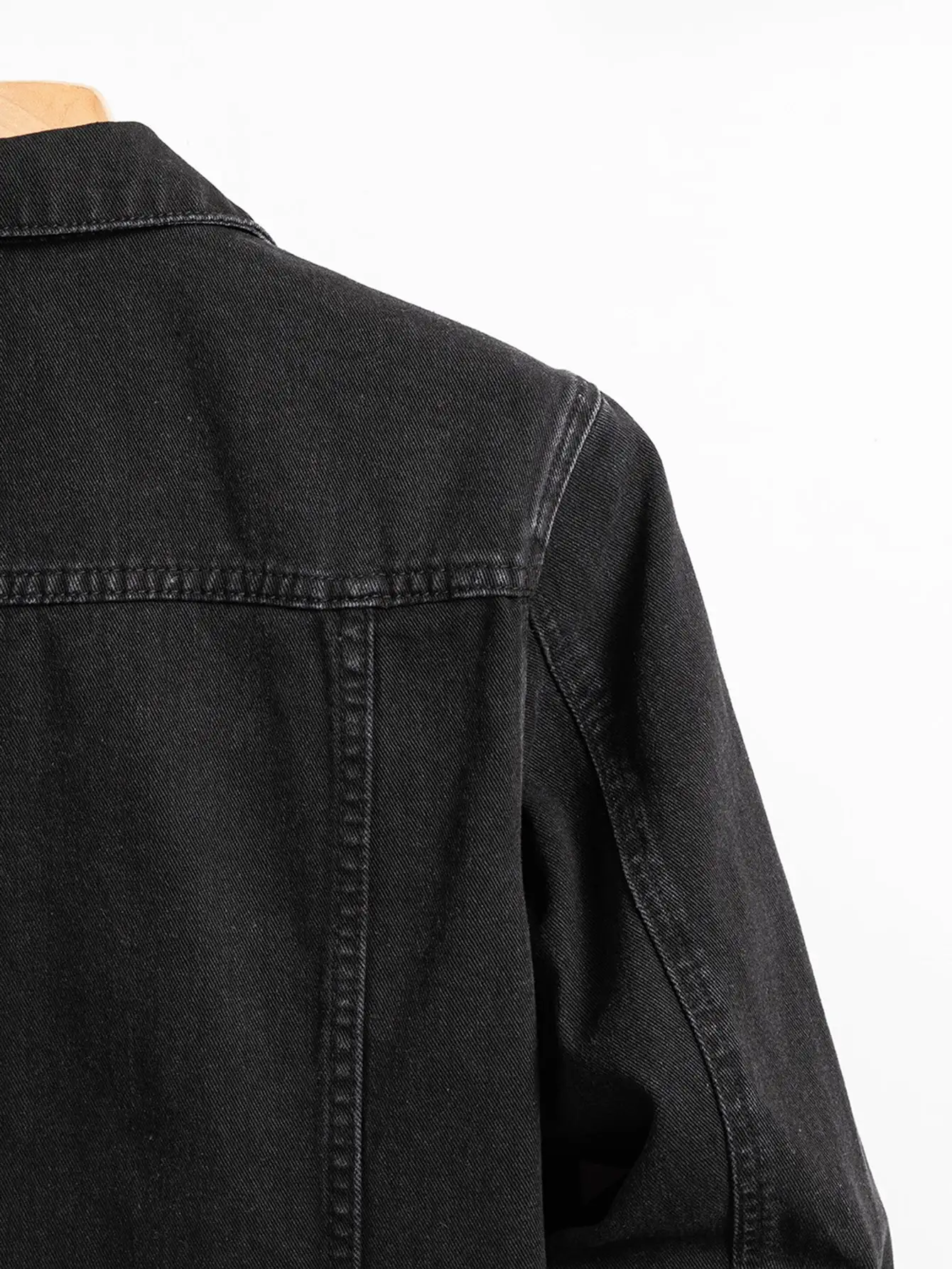 Men's denim jacket for spring and autumn. Black-collar denim coat. Suitable for daily casual wear. Stylish, simple and trendy. - Image 5