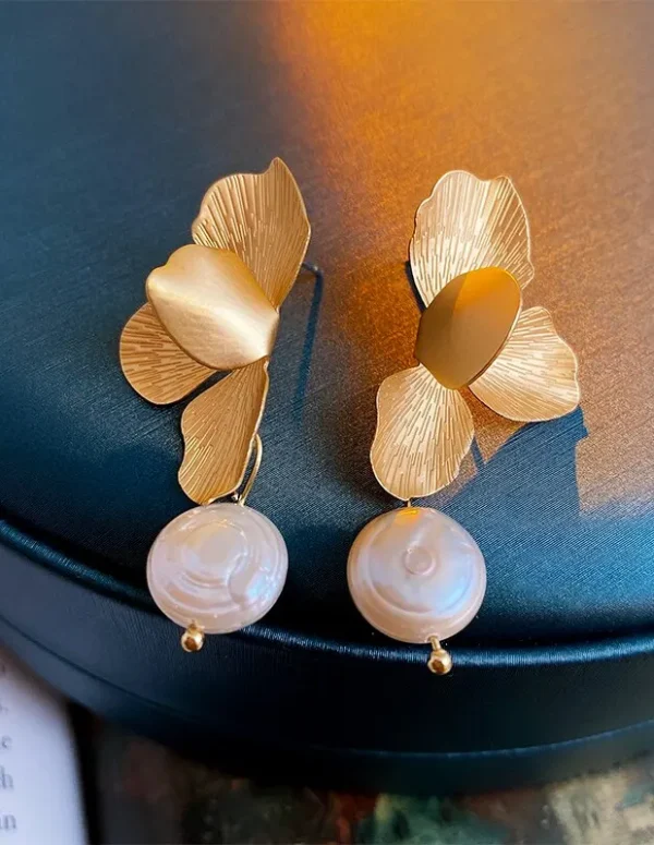 Elegant Natural Imitation Pearls Earrings For Women Vintage Golden Petals Flower Drop Earring Jewelry For Party Wedding