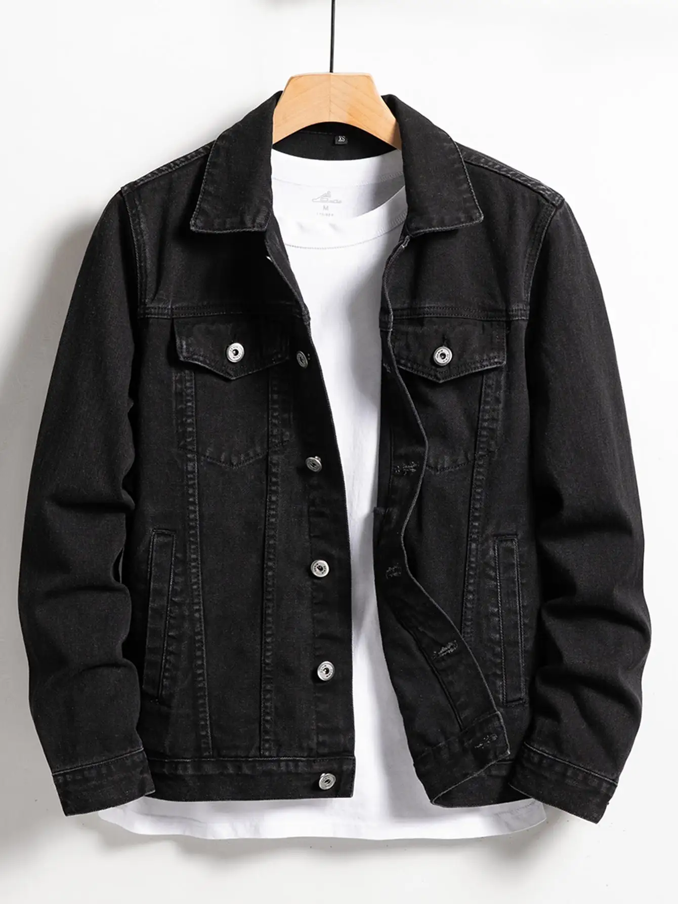 Men's denim jacket for spring and autumn. Black-collar denim coat. Suitable for daily casual wear. Stylish, simple and trendy.